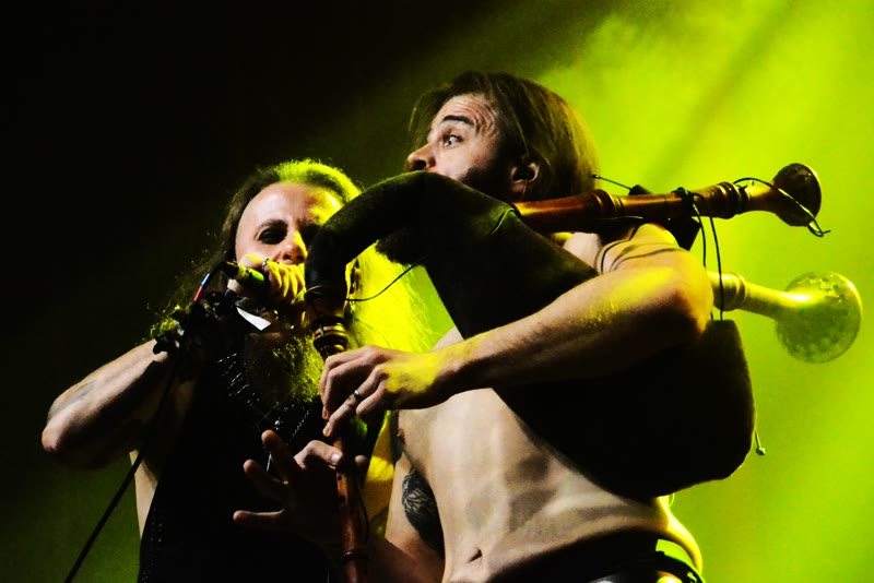 Simon at the microphone, Muscus right beside him on the rauschpfeife