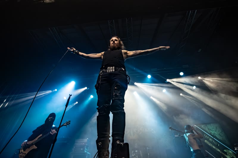 Simon with arms outstretched on the monitor, the whole stage lit up